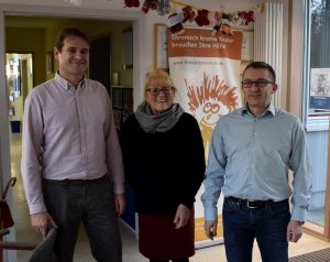 Die beiden Geschäftsführer von FlowChief, Volker Mend und Andreas Ziegler, wurden von Hanne Henke, Vorsitzende des Vereins Klabautermann im Sternstunden-Spielhaus am Klinikum Nürnberg begrüßt.
