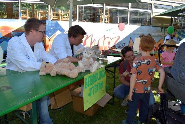 Studierende der PMU haben beim Sommerfest des Klabautermann e.V. eine Teddybären-Klinik angeboten.